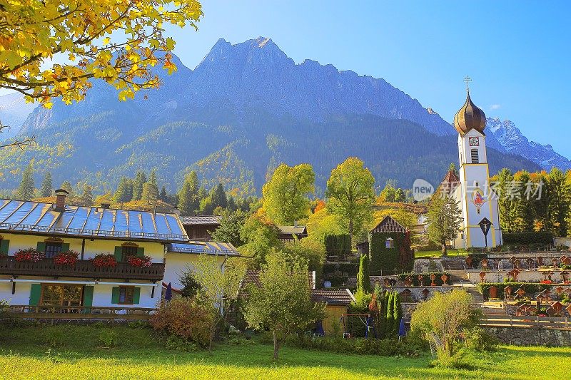 巴洛克式的圣约翰尼斯德尔Täufer教堂在Grainau阿尔卑斯村与Zugspitze, Waxenstein和Alpspitze景观-戏剧性的风景在巴伐利亚阿尔卑斯山，德国，附近的Karwendel山脉-雄伟的高山景观秋天-加尔米施，德国巴伐利亚